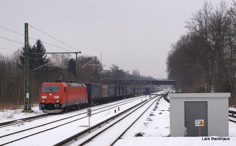 Im Blockabstand zur EG 3104 kommt 185 334-7 von Railion Scandinavia mit einem KLV aus Padborg an der S-Bahnstation  Alte Whr  vorbeigefahren. Aufgenommen am 23.01.10.