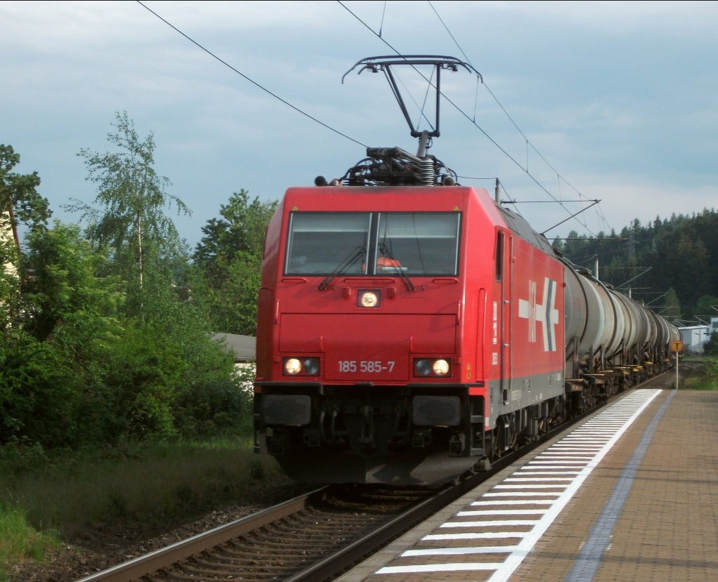 Im Blockabstand zur RB nach Saalfeld, durchfhrt 185 585 von HGK mit Kesselzug den Bahnhof Stockheim(Oberfr).