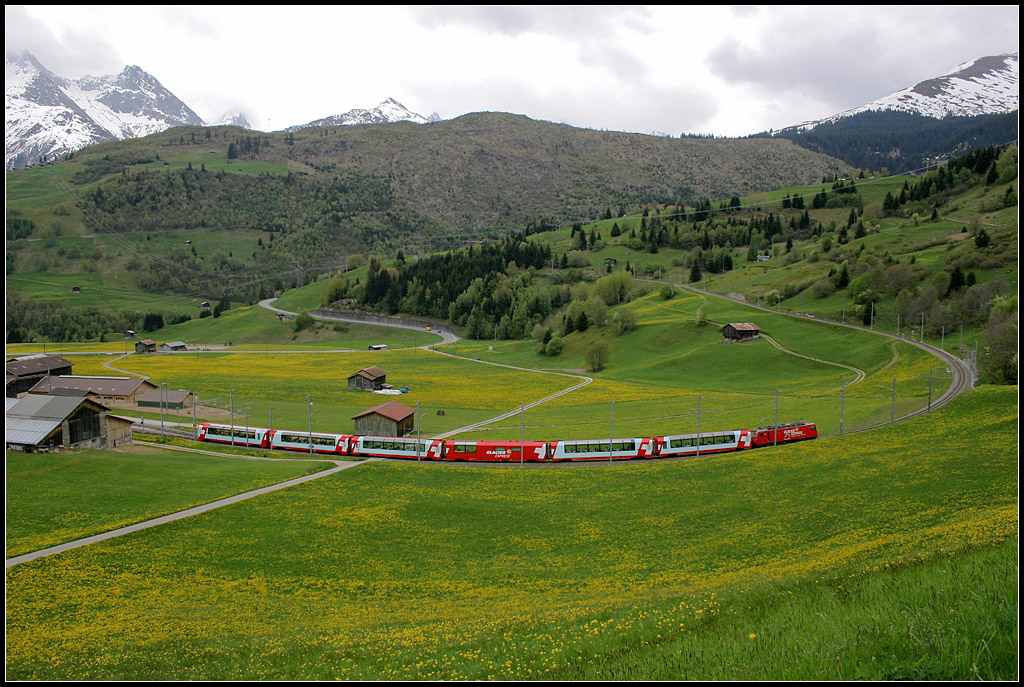 Im Bogen - 

Glacier Express bei Segnas. 

16.05.2008 (M)