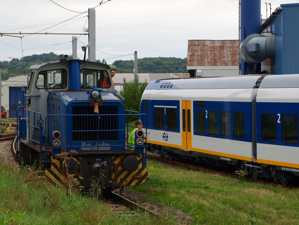 Im Bombardier-Werk in Aachen rangiert V35 der Rurtalbahn, eine MaK G 320 B, Bj.1968, nachdem sie einen SLT 2600 Triebzug die hier fr die Niederlande gebaut werden umgesetzt hat. Das Bild wurde am 26.08.2010 durch den Zaun von der Krantzstrasse aus gemacht.