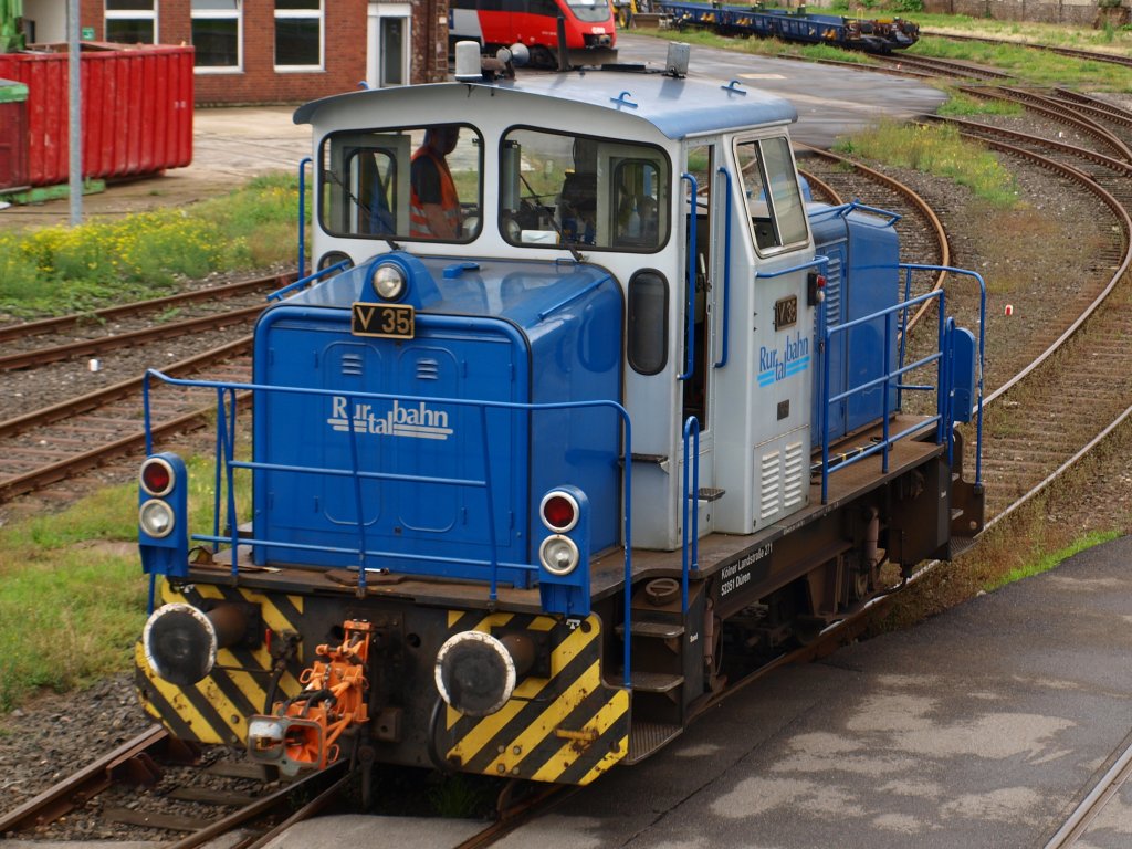 Im Bombardier-Werk in Aachen rangiert V35 der Rurtalbahn, eine MaK G 320 B, Bj.1968. Das Bild wurde am 26.08.2010 durch den Zaun von der Krantzstrasse aus gemacht.