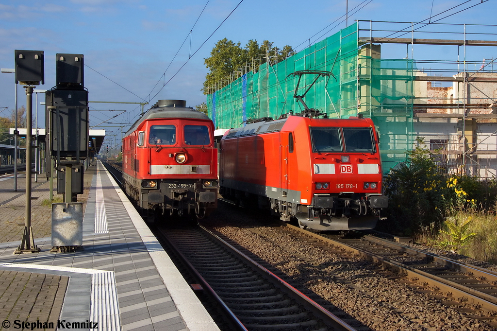 Im Brandenburg gab es ein kleines treffen von einer 185er mit einer 232er. 185 178-1 hatte einen gemischtem G�terzug zum Brandenburg Gbf gebracht. Die 232 469-7 hatte diesen G�terzug �bernommen und hatte diesen sp�ter nach Brandenburg-Altstadt gebracht. 09.10.2012