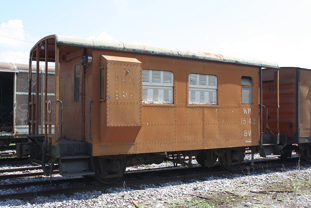 Im braunem Anstrich zeigt sich der พ.ห.15143 (พ.ห.=B.V./Brake Van) am 26.Oktober 2011 in Uttaradit.