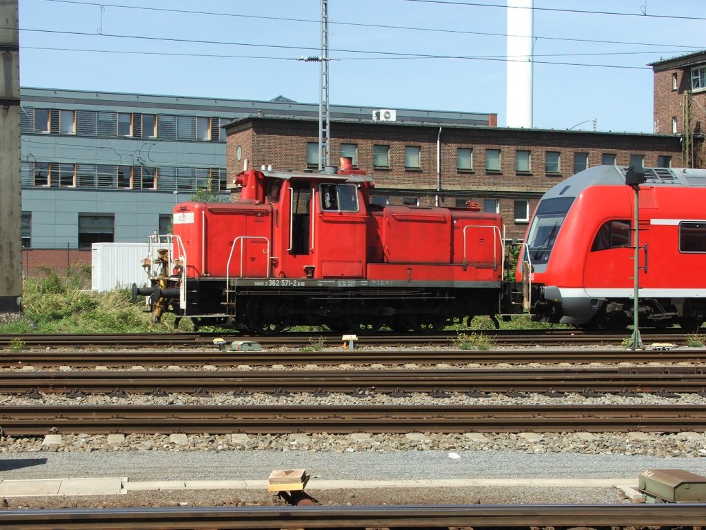 Im Bw Dresden Altstadt ist 362 571 am 21.08.2010 mit Rangierfahrten zur Waschanlage beschftigt.