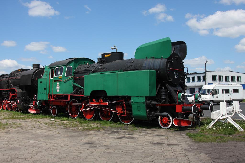 Im BW Wolsztyn wechseln ber die Jahre stndig die ausgestellten Lokomotiven.
Leider sind diese Maschinen nicht einsatzbereit. So stand am 24.5.2012 
Tkt 48-143 in Wolsztyn auf dem Abstellgleis!