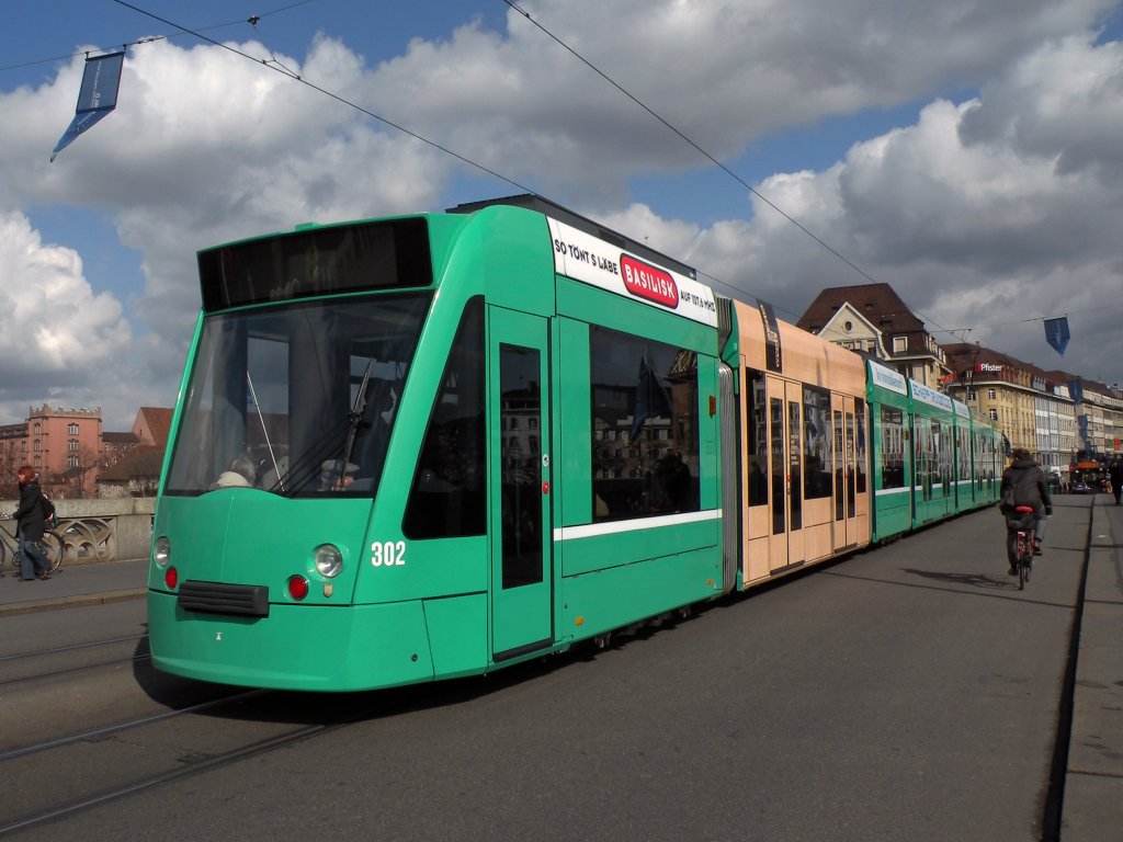 Im Combino mit der Betriebsnummer 302 knnen die Fahrgste mitentscheiden ob in den neuen Tramzgen Stoff- oder Holzsitze montiert werden sollen. Im hinteren Teil wurden zu diesem Zweck neue Holzsitze eingebaut. Die Aufnahme stammt vom 08.03.2012.

