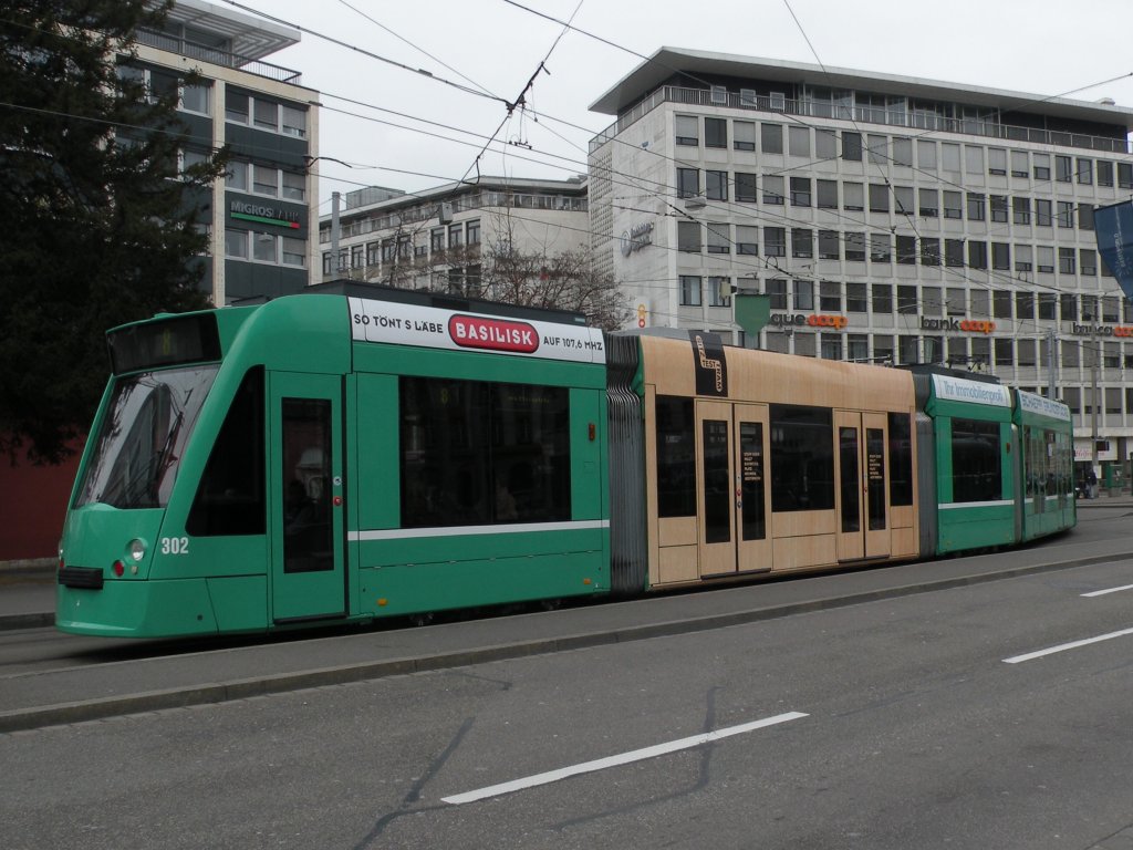 Im Combino mit der Betriebsnummer 302 knnen die Fahrgste mitentscheiden ob in den neuen Tramzgen Stoff- oder Holzsitze montiert werden sollen. Im hinteren Teil wurden zu diesem Zweck neue Holzsitze eingebaut. Die Aufnahme stammt vom 11.03.2012. 