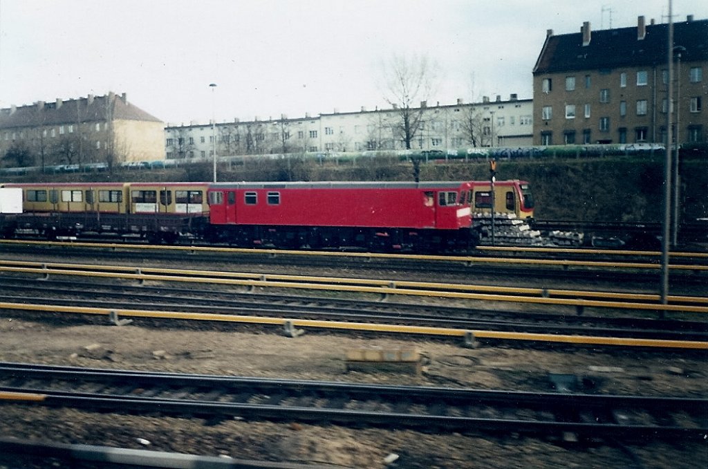 Im damaligen S-Bahnbw Berlin Friedrichsfelde stand diese Arbeitslok 483 als ich Sie im Mrz 1998 aus dem Zug fotografierte.
