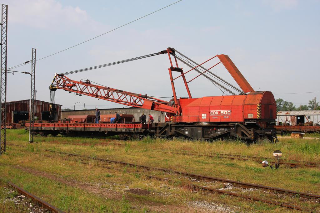 Im Depot Doboj stand am 23.5.2011 auch dieser groe Schienenkran.
Die Bezeichnung EDK 500 weist deutlich auf einen Kran ehemaliger
DDR Produktion (Trakraf) hin.