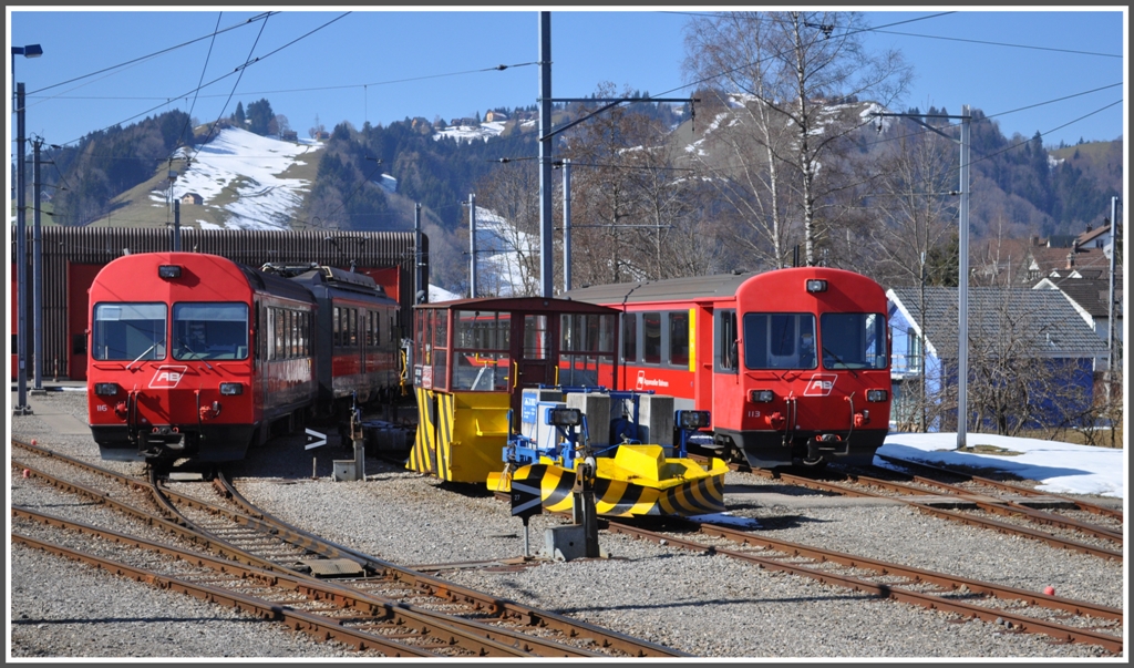 Im Depot Gais geben sich ABt 116 und 113 und die Schneepflge X1011 und X1012 ein Stelldichein. (13.03.2012)