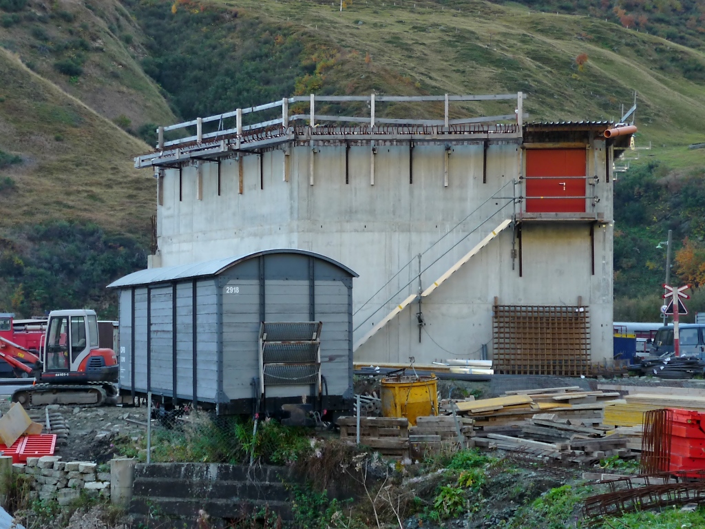 Im Depot Realp baut die DFB einen neuen Lokschuppen (2.10.11). Davor Hilfswagen 2918.