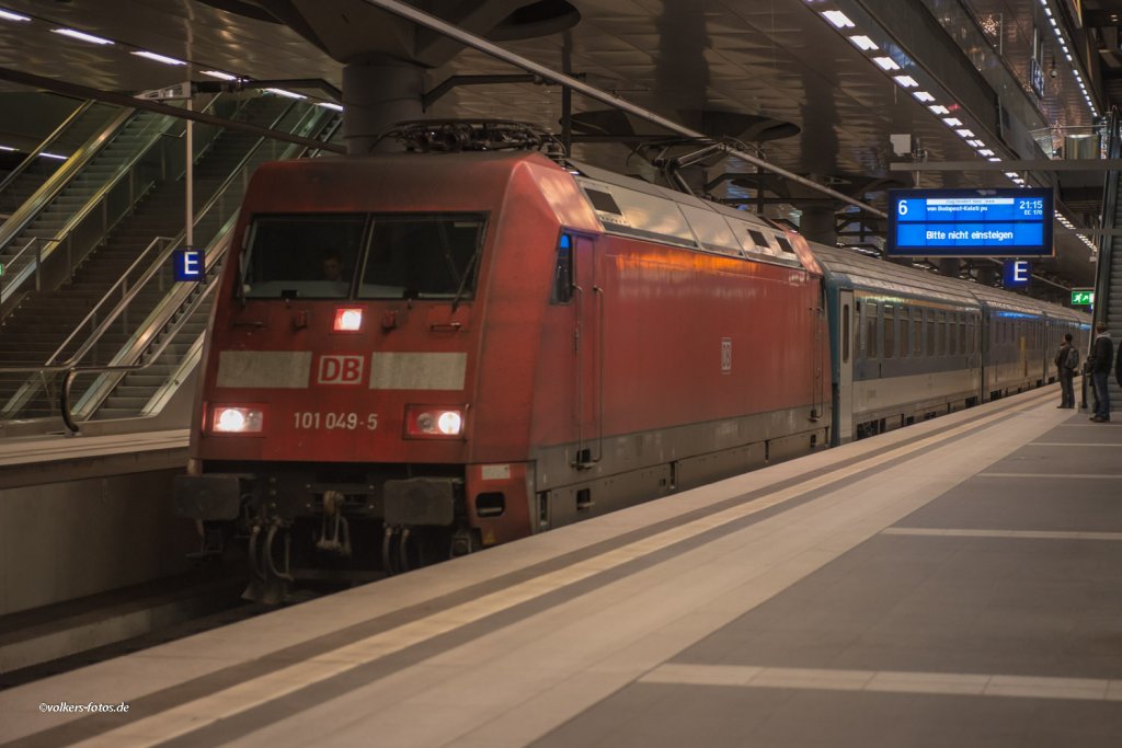 Im Dez. 2012 ist das  Blaue Wunder  mit 101 049 im Berliner Hauptbahnhof eingetroffen.
