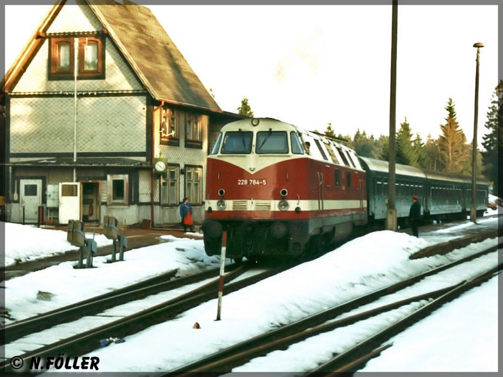 Im Dezember 1993 verlsst 228 784 mit ihrem Personenzug den Bahnhof Rennsteig