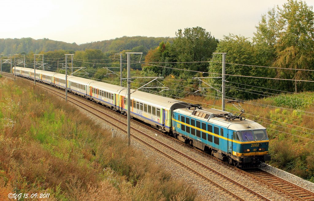 Im Dezember wird sein letztes Stndlein geschlagen haben. Der EXP 295/296  Jean Monnet  Basel-Brssel wird dann zum TER200 degradiert und auf den Abschnitt Basel-Luxemburg beschrnkt bleiben.

Grund genug, ihn am 15.September 2011, im warmen Licht beim Weyler abzulichten. 2002 hatte die Aufgabe den bereits verspteten Zug nach Brssel zu bringen.