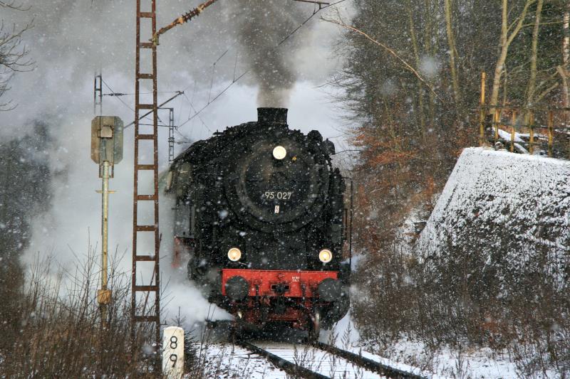 Im dichten Schneetreiben und mit Volldampf kmpft sich 95 027 die Steilrampe von Braunesumpf hoch; 10.12.2011