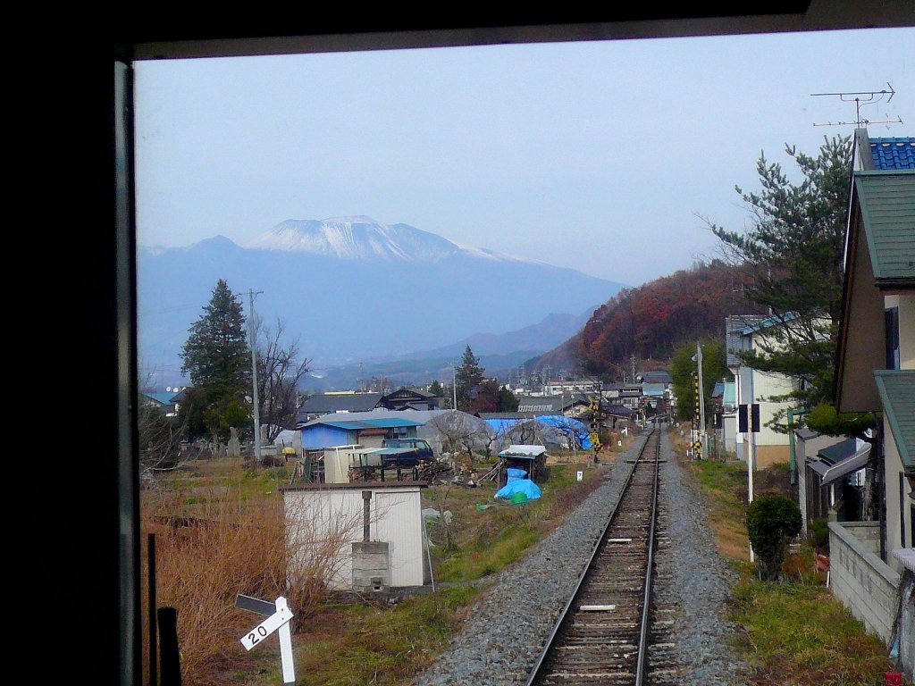 Im Dieseltriebwagen auf der Koumi-Linie: Auf der Fahrt Richtung Norden kommt der Vulkan Asama in Sicht. Auf der Fahrt im Triebwagen KIHA 111-109 in der Nähe der Station Haguroshita, 24.November 2009. 