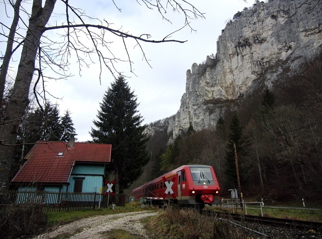 Im Donautal zwischen Beuron und Sigmaringen fhrt am 25.12.2011 bei Neidingen 611 502 als IRE 3211 von Neustadt (Schwarzwald) kommend nach Ulm.