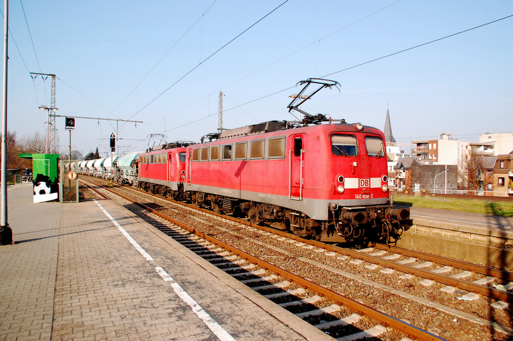 Im Doppel fahren die 140 858-2 und die 140 833-5 einen Kalkwagenzug durch Rheydt in Richtung Aachen. 16.3.2012