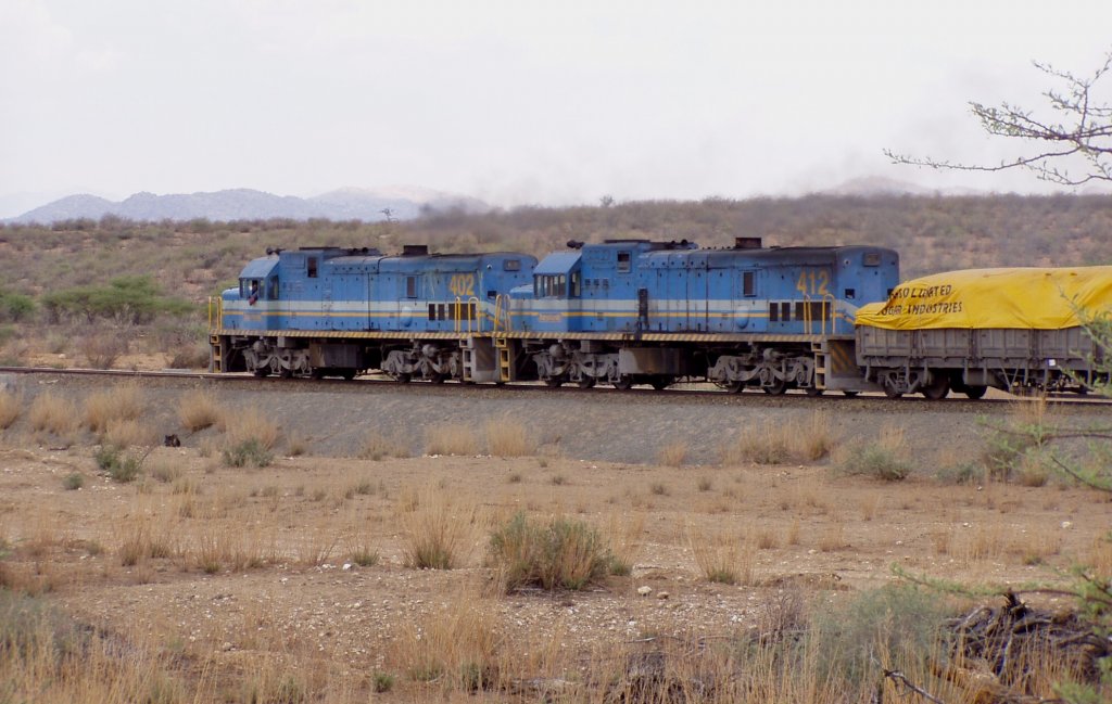 Im Doppelpack Richtung Windhoek (Aufnahme Nhe Okapuka Ranch)