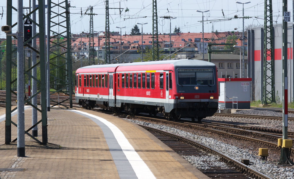 Im Dschungel der Masten des Hauptbahnhofes in Saarbrcken ist es fast unmglich einen Zug im Ganzen auf´s Photo zu bekommen. Gott sei Dank sind die 628er nicht all zu lang.

628 465 kommt aus Lebach, diese Strecke Saarbrcken - Lebach wird tglich im Stundentakt bedient.

28.04.2012