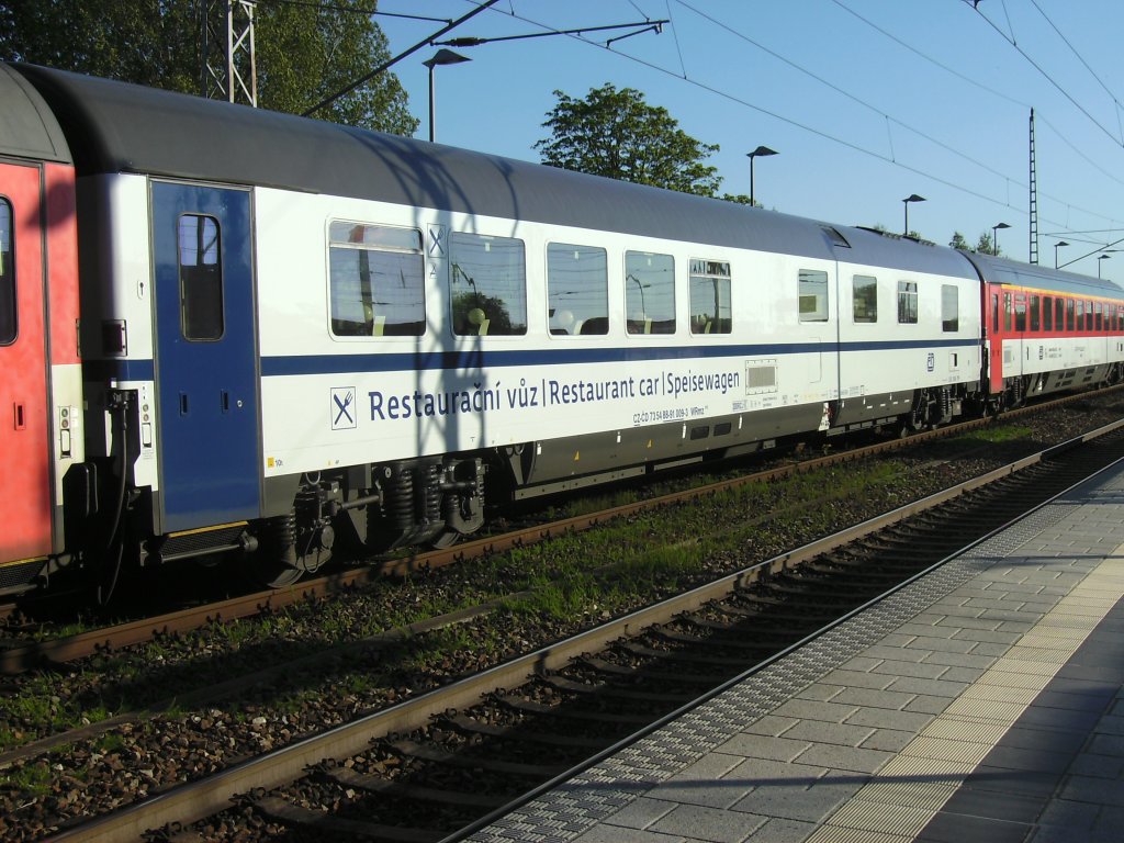 Im EC 378 Wien-Binz war am 04.Juni 2010 dieser CD-Speisewagen WRmz 73 54 88-91 009-3 eingestellt,den ich am Abend in Bergen/Rgen fotografierte.