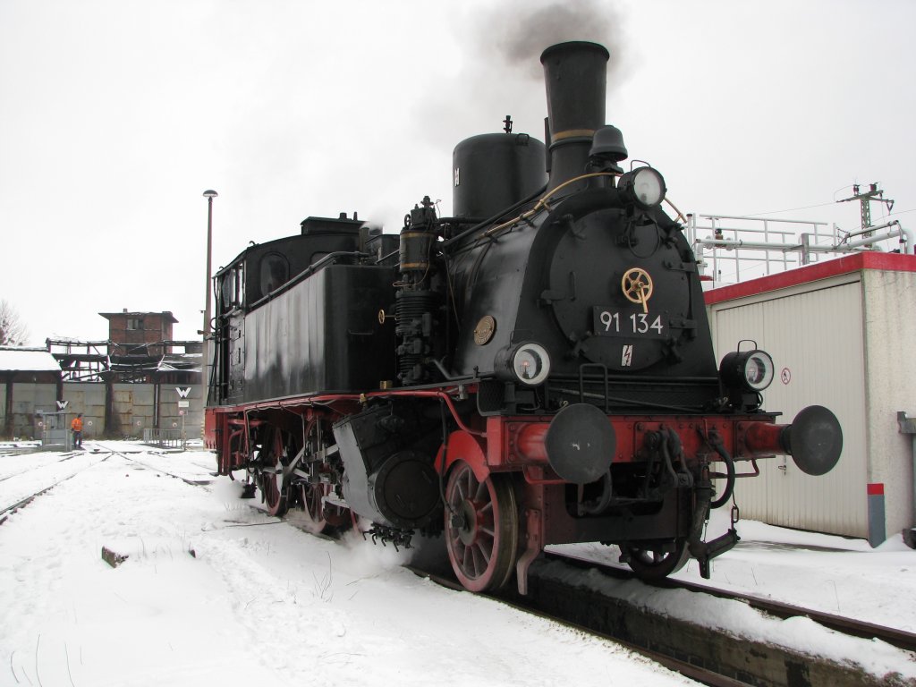 Im ehemaligen BW Schwerin macht sich Dampflok 91134 bereit fr eine Sonderfahrt am 05.12.2010