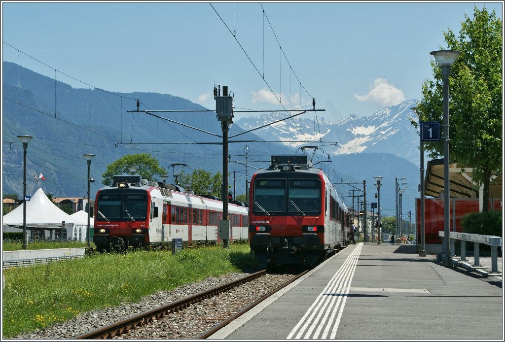 Im ehemaligen Grenzbahnhof von Le Bouveret grünt und blüht es nicht nur, sondern es kreuzen sich auch wieder Züge: 
Auf Gleis 1 der Regionalzug 4427 nach Sion, während der auf Gleis 2 der Regionalzug 4424 bald sein Ziel St-Gingolph (Suisse) erreichen wird.
1. Juli 2013