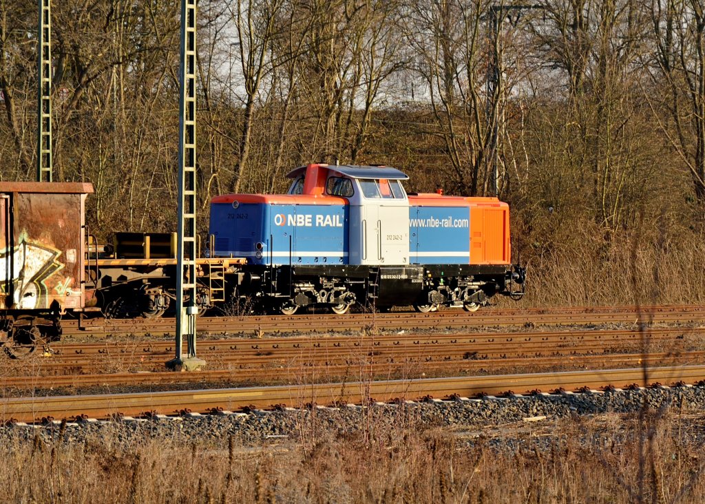 Im ehemaligen Rangierbahnhof in Rheydt steht die NBE 212 242-2 fr Gleisbauarbeiten bereit. 26.3.2013