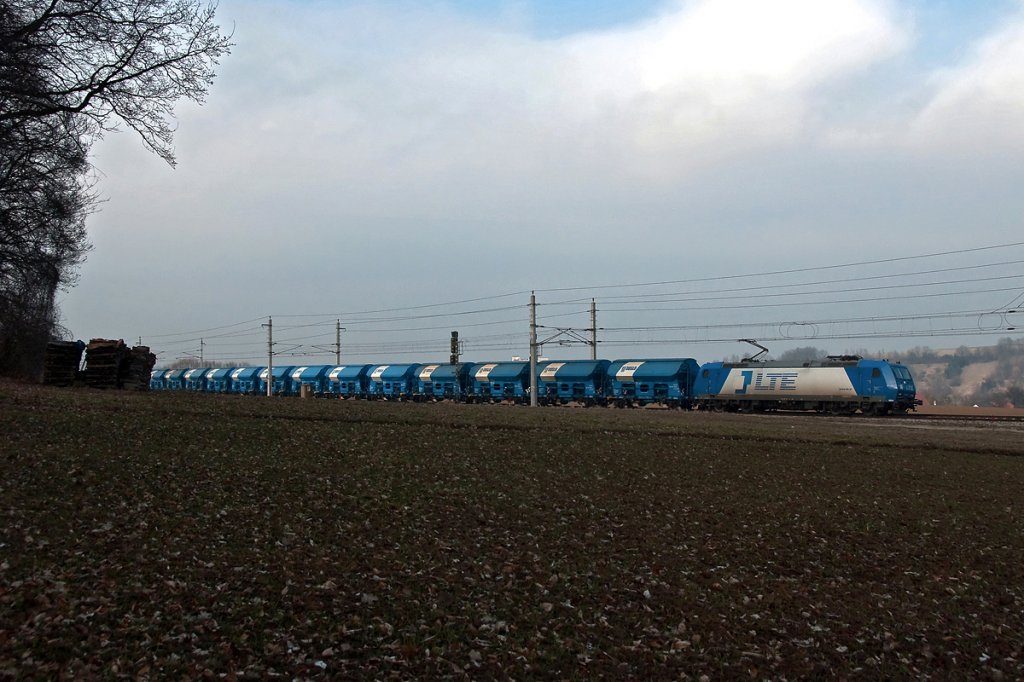 Im einheitlichen Look konnte dieser Ganzzug am 17.02.2011 Richtung Osten kurz vor Bheimkirchen fotografisch festgehalten werden. 