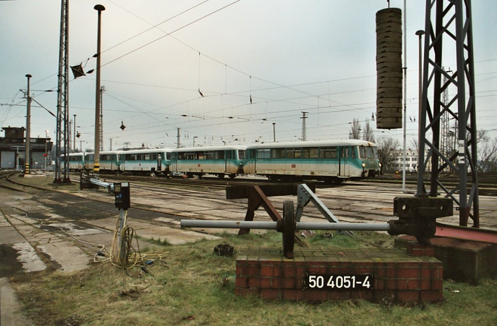 Im Eisenbahn und Technikmuseum fr kurze Zeit zusammengestellte Ferkeltaxen bereit zum Abtransport nach bersee im Jahre 2000