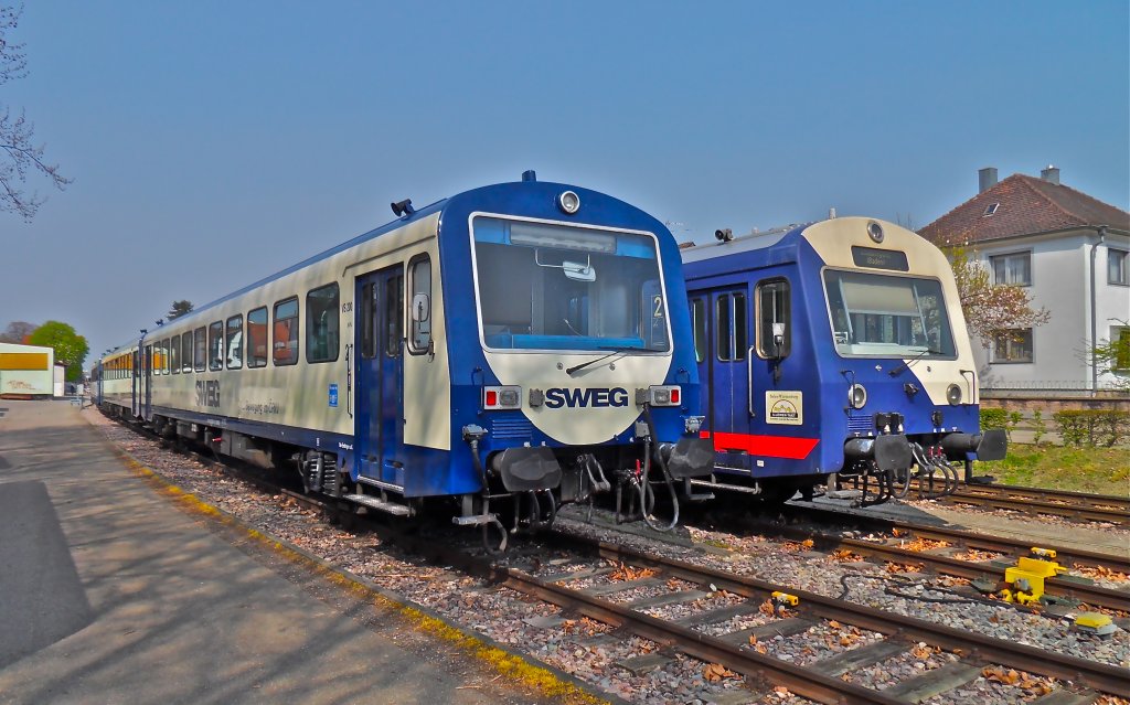 Im Endinger Bahnhof stehen zwei NE 81 Garnituren (SWEG) und warten auf weitere Einstze. Links der modernisierte VS 200, rechts im alten HZl Design der VT 128 