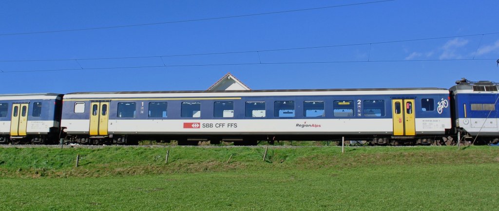 Im Ersatz RE 14130 ist sogar ein ehem. RegionAlps (Regionalverkehr Wallis) wagen eingereiht; AB EWII NPZ 50 85 39-35 132-2, bei Romont, 02.11.2012.