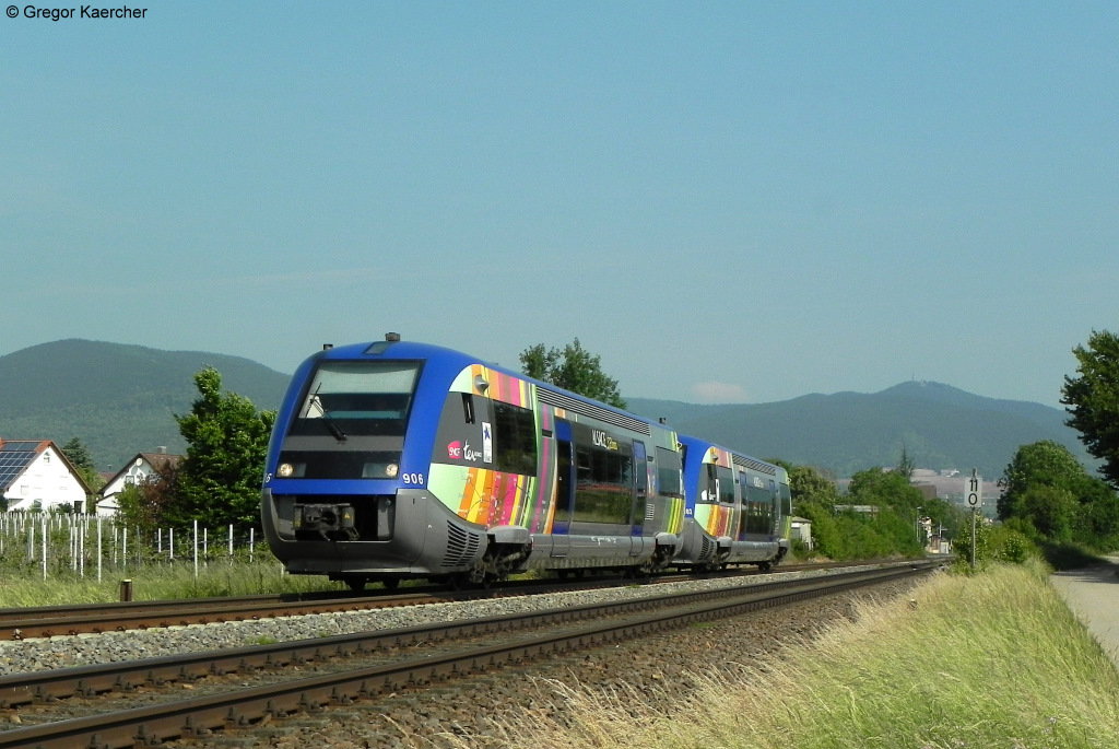 Im ersten Halbjahr 2011 gab es immer Sa und So auf der pflzischen Maximiliansbahn ein durchgehendes Zugspaar von Neustadt (W) Hbf bis nach Strasbourg ber Landau, Winden, Wissembourg, Soultz-sous-Forts, Haguenau, Bishwiller. Am 03.06.2011 verlsst der Blauwal X 73906 zusammen mit X 73909 den Haltepunkt Edesheim (Pfalz) als RB 18811 nach Wissembourg. Ab Wissembourg fhrt der Zug dann nach kurzem Aufenthalt weiter als RE 30543 nach Strabourg.