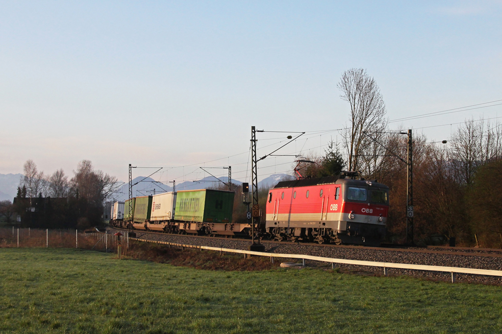 Im ersten Licht des Tages kam 1144 231 mit dem Hangartner KLV Richtung Mnchen. Aufgenommen am 02.04.2011 bei Ostermnchen.