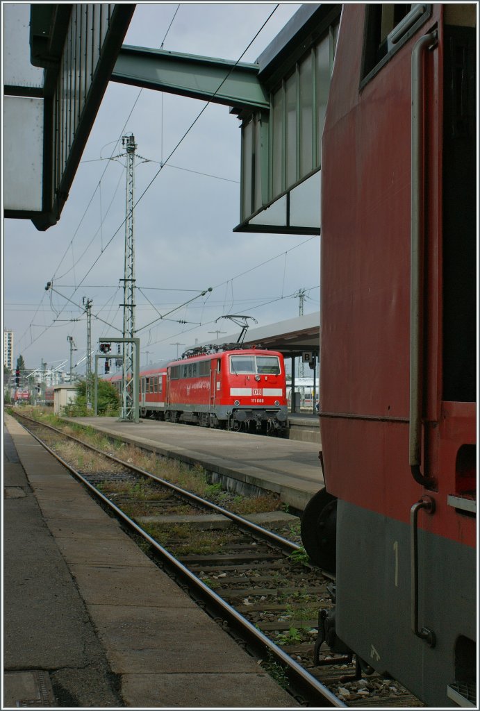 Im etwas khleren Schatten der 181 stehend, konnte ich die aus Stuttgart Hbf ausfahrende  111 208 mit einem Nahverkehrszug nach Schwbisch Hall fotografieren.
21. Juni 2012

