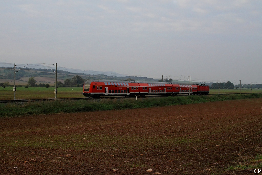 Im fahlen Morgenlicht des 1.10.2010 rollte der RE 26175 durch die Goldene Aue bei Hohlstedt.