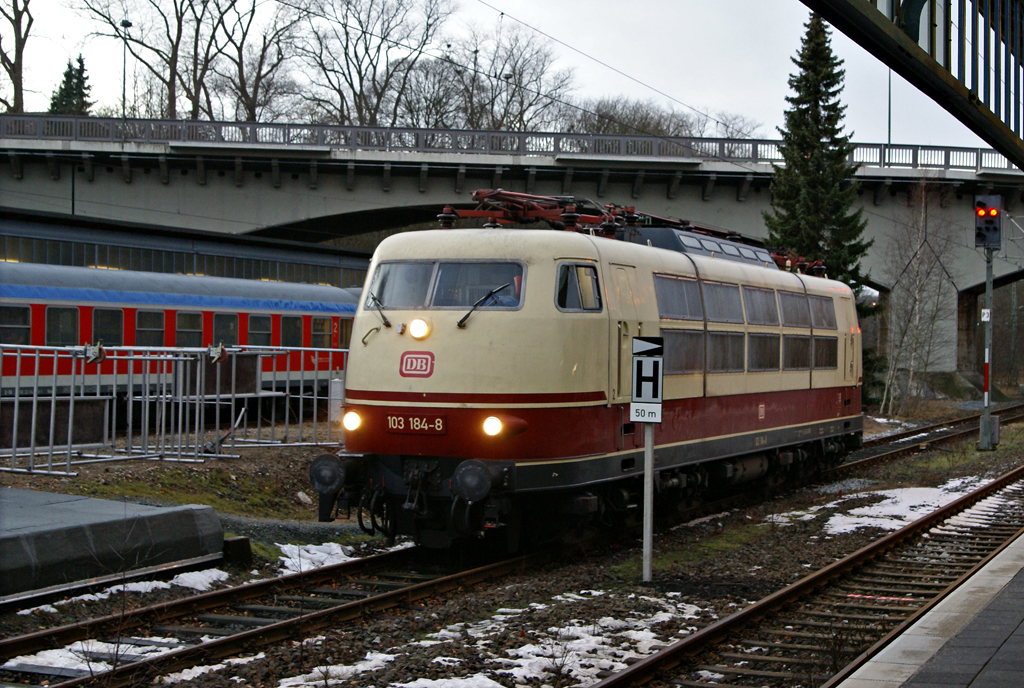 Im Fahrplanjahr 2010/2011 ein allwochendliches Bild : 103 184-8 wartet am 11.12.2010 in Flensburg, um am 12.12.2010 den IC 2417 nach K�ln ziehen zu k�nnen.