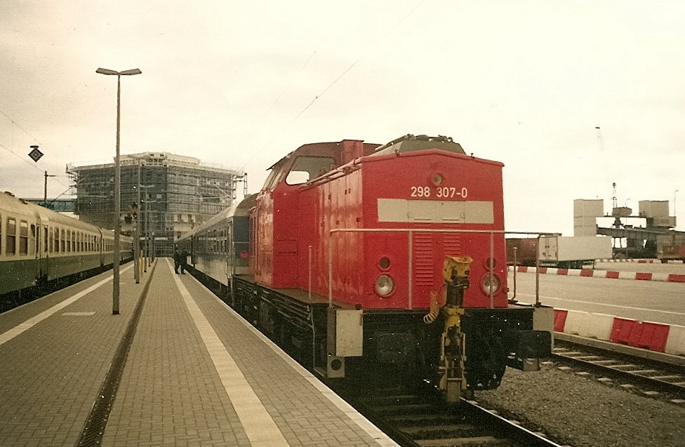 Im Februar 1998 holte 298 307 die Kurswagen Berlin-Malm vom Bahnsteig in Mukran ab um diese als letztes auf das Fhrschiff zuschieben.