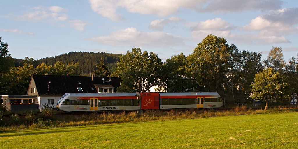 Im frhen Abendlicht in Neunkirchen-Altenseelbach am 14.09.2011 ein Stadler GTW 2/6 der Hellertalbahn kommt vom Neunkirchen und fhrt Richtung Herdorf bzw. Betzdorf/Sieg.