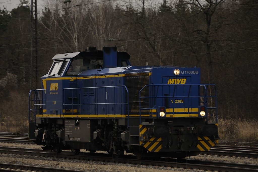 Im frhen Morgenlicht auf der KBS 980 unterwegs: V 2305 der MWB auf der Strecke Augsburg-Ulm kurz vor Neuoffingen. (30.11.2009).
