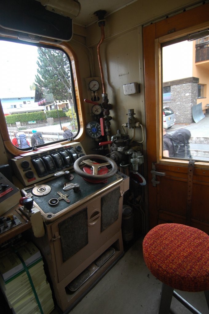 Im Fhrerstand des Triebwagens 4041.01 beim Bahnhofsfest in Seefeld/Tirol zum Jubilum  100 Jahre Mittenwaldbahn  am 29.09.2012. Nach dem Zweiten Weltkrieg wurde diese Triebwagenreihe als Korridorzge bis 1958 eingesetzt. 