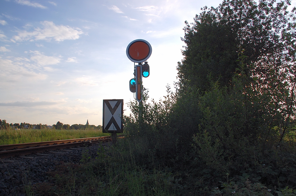 Im Gegenlicht der Abendsonne des 18.5.2011 steht das Vorsignal des Einfahrsignal vom Bahnhof Mnchengladbach-Rheindahlen und zeigt die Stellung HP 0 erwarten an.