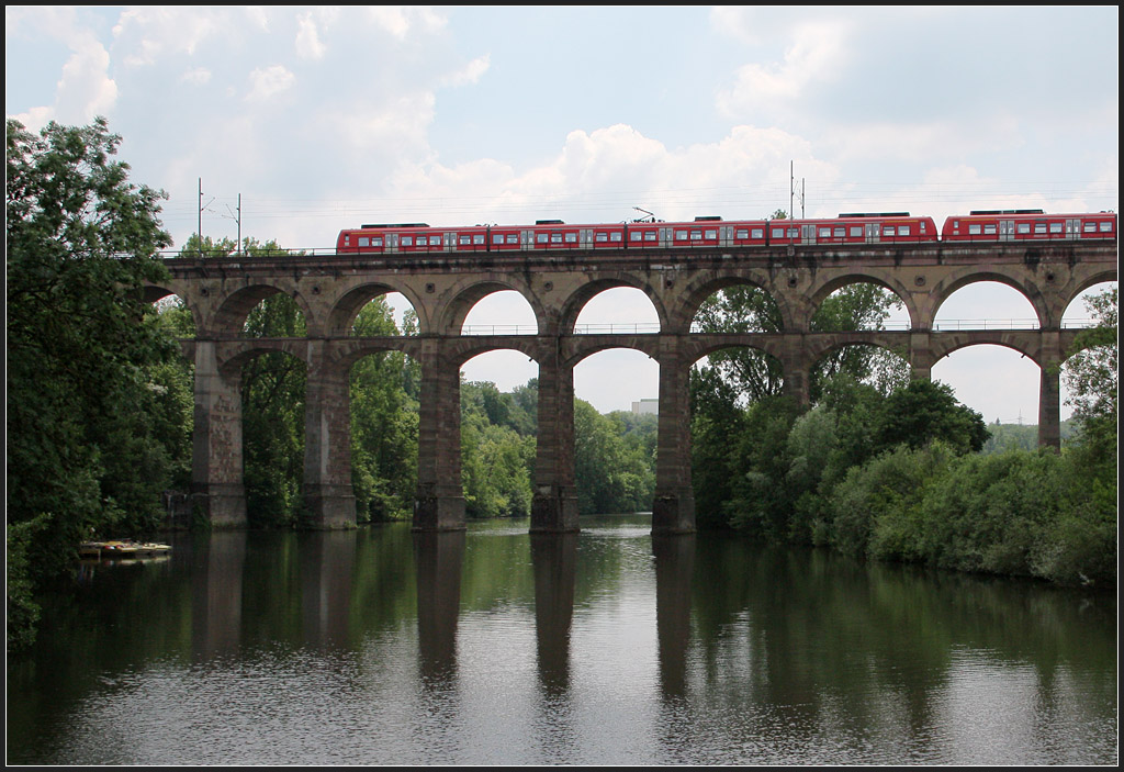 Im Gegenlicht - 

Das Enztalviadukt bei Bietigheim mit Quietschi, vermutlich aus Karlsruhe. 

04.06.2011 (M) 