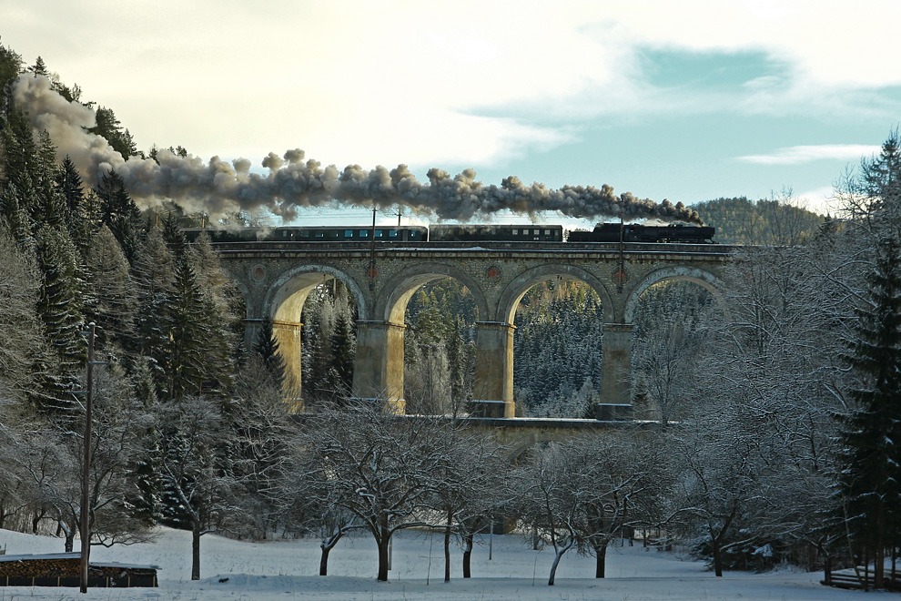 Im Gegenlicht fhrt Dampflok 52.4984  Eberhard  ber das 46m hohe Kalte Rinne Viadukt am Semmering. (2.Version) 
4.1.2009
