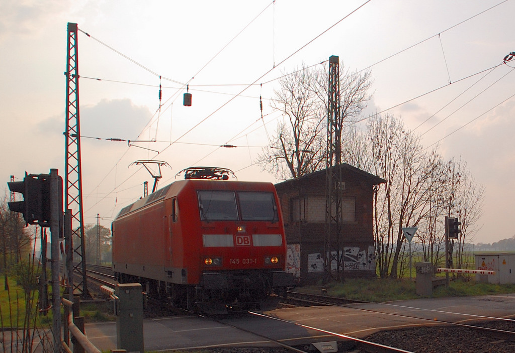 Im Gegenlicht kommt die 145 031-1 aus Richtung Bahnhof Anrath am 14. April 2012.
