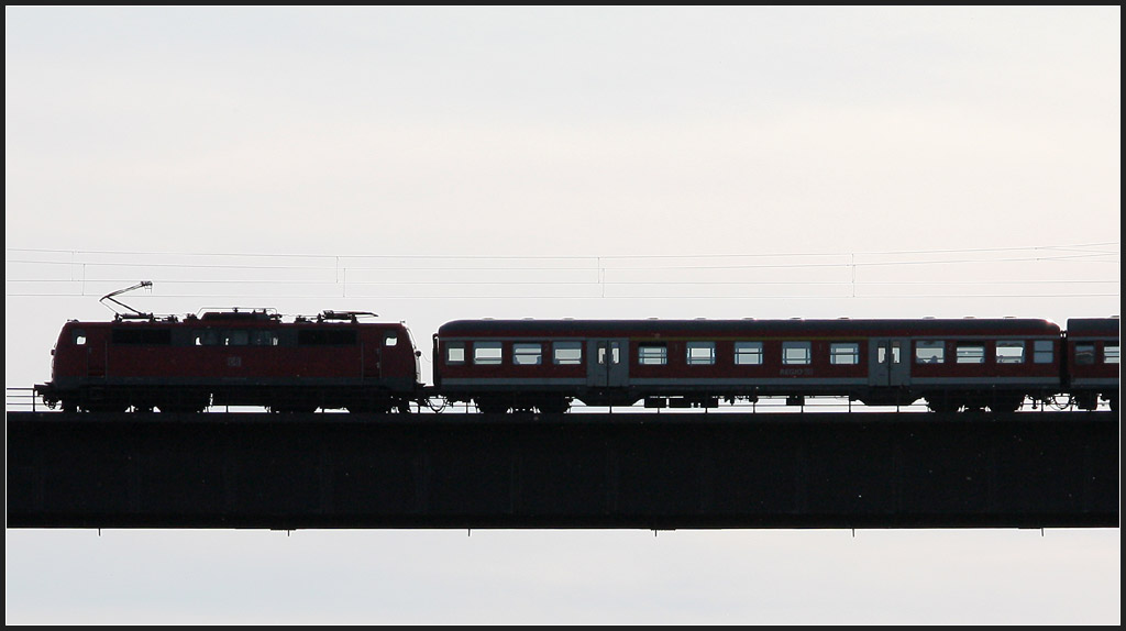 Im Gegenlicht - 
Regionalexpress auf dem Remstalviadukt bei Waiblingen. 

20.05.2011 (M)