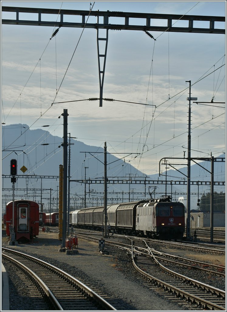 Im Gegenlicht: SBB Re 420 268-5 mit einem Gterzug in Landquart. 
1. Dez. 2011