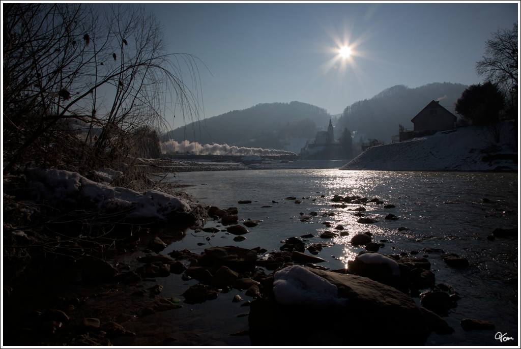 Im Gegenlicht - SZ 06-018 Borsig Bj 1930, fhrt mit dem Sonderzug 16155 von Marburg nach Koper. 
Marija Gradec, Lako 12.12.2012