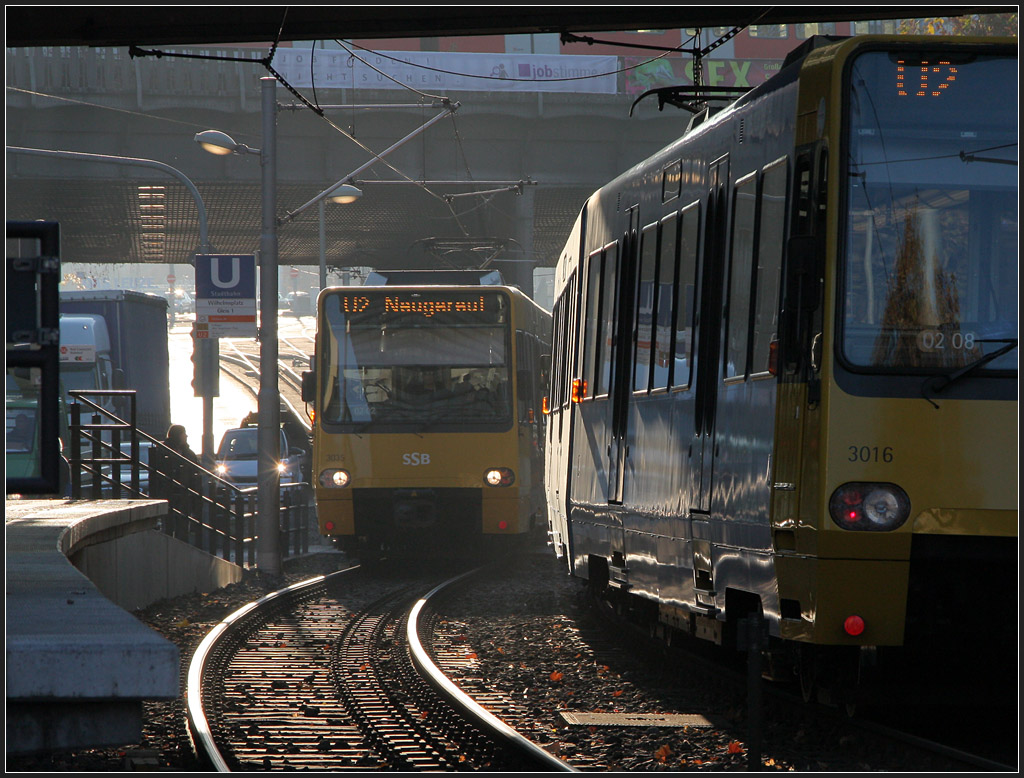 Im Gegenlicht - 

Züge der Linie U2 an der Haltestelle Bad Cannstatt-Wilhelmsplatz. Im Bild auch ein Zug der S-Bahnlinie 2. 

21.11.2011 (M)