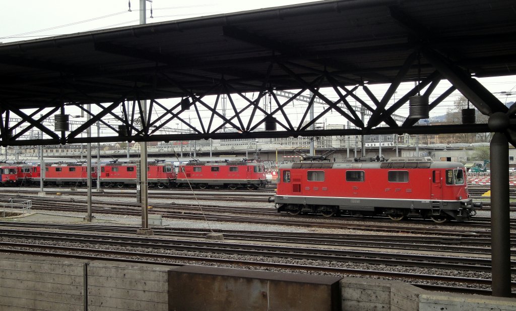 Im Gegensatz zu den 4 Schwesterloks im Hintergrund befindet sich die Re 4/4  11114 auf einer Rangierfahrt in Zrich Hardbrcke (12.04.2012).